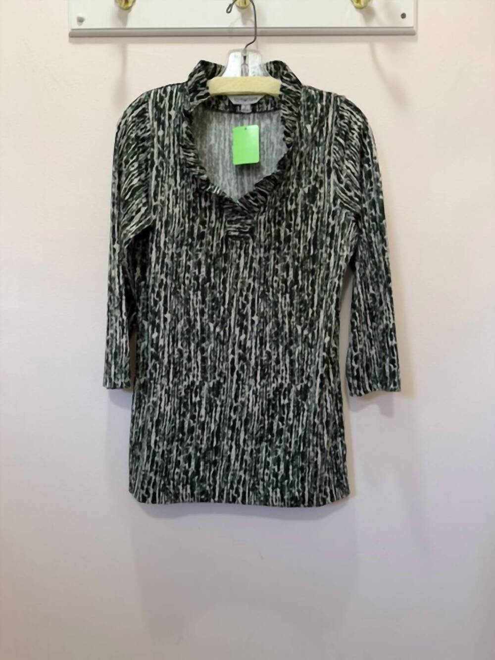 NEW LA MER LUXE women's augusta ruffled v neck top in forest